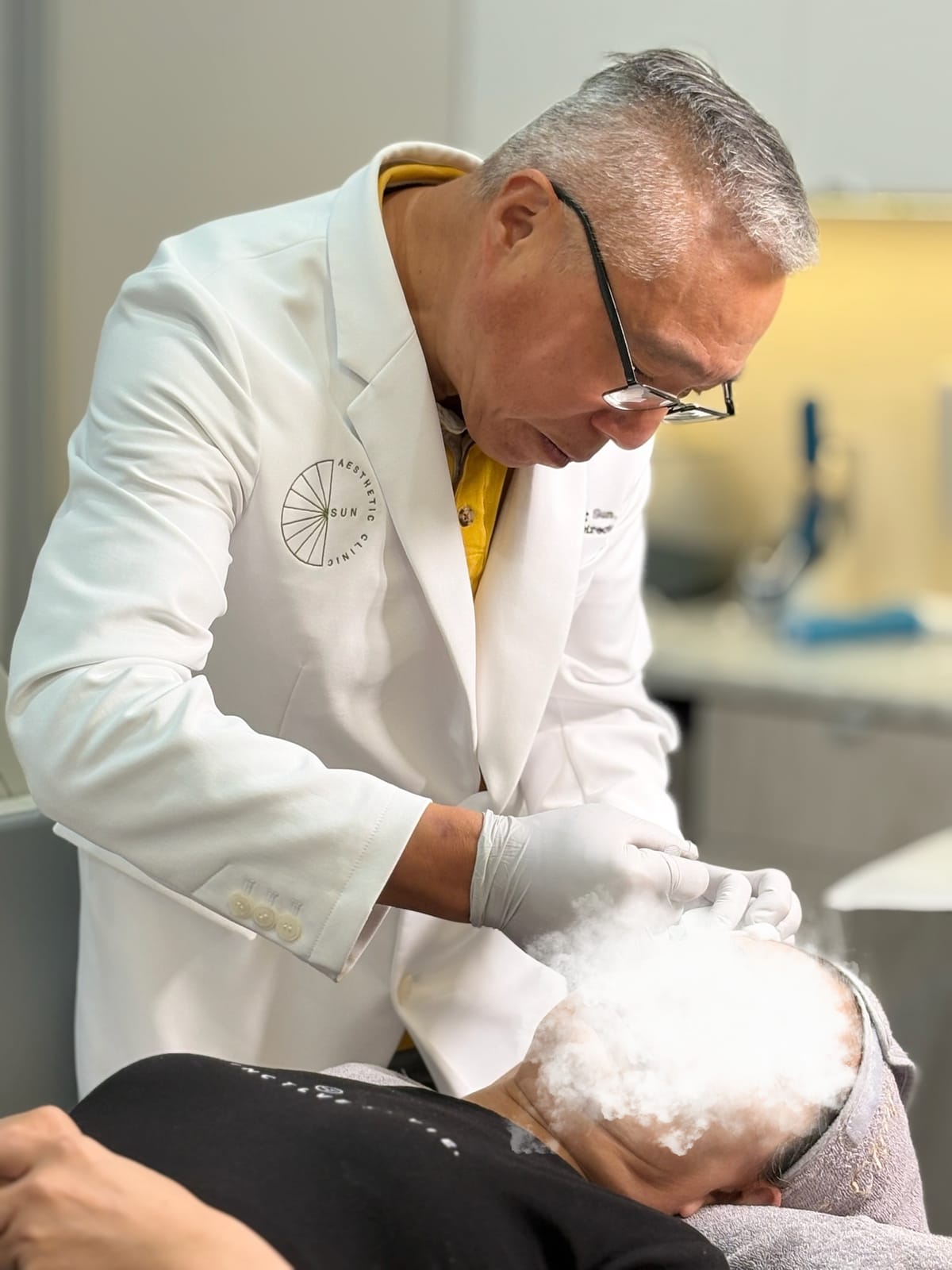 Dr. Jay Sun treating a patient with cryo-cooling at Sun Aesthetic Clinic